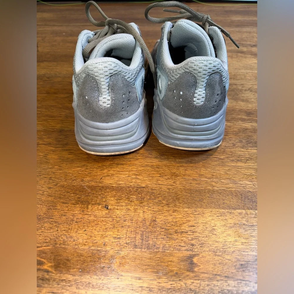 Adidas Yeezy 700